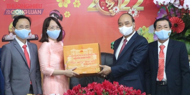 Chủ tịch nước Nguyễn Xuân Phúc tặng quà Tết cho cán bộ, quân và dân phường Thuận Phước