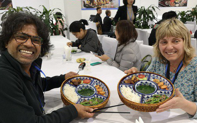 Phóng viên các nước hào hứng khi được thưởng thức ẩm thực nổi tiếng Hà thành tại trung tâm báo chí quốc tế hội nghị thượng đỉnh Mỹ - Triều