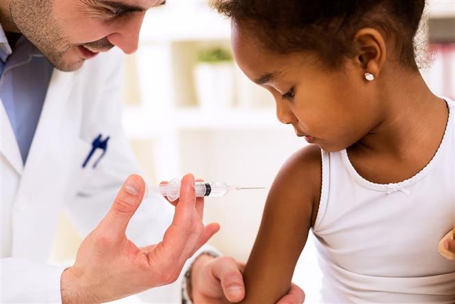 Tiêm vaccine phòng Covid-19 cho trẻ nhỏ (Ảnh: REUTERS/TTXVN)