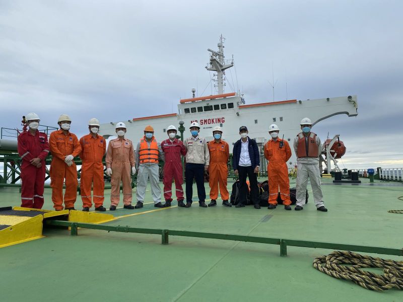 Trưởng ban Quản lý Cảng biển BSR Nguyễn Ngọc Dũng (thứ 5 từ trái qua) chỉ đạo kíp trực nhập dầu thô cho NMLD Dung Quất