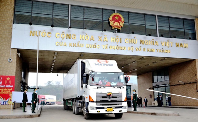 100 tấn thanh long được xuất khẩu qua cửa khẩu Kim Thành đầu năm mới.