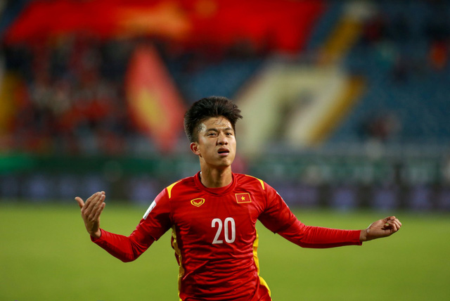 Phan Văn Đức nâng tỷ số lên 3-0 sau cú sút xa đẹp mắt