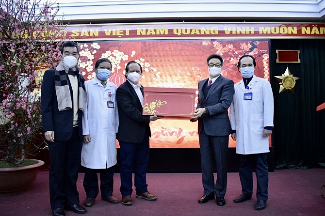 Phó Thủ tướng Chính phủ Vũ Đức Đam tặng quà và chúc tết các y, bác sĩ Bệnh viện Phổi Trung ương Phó Thủ tướng Chính phủ Vũ Đức Đam tặng quà và chúc tết các y, bác sĩ Bệnh viện Phổi Trung ương