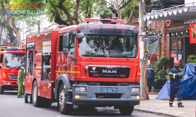 Phòng Cảnh sát Phòng cháy Chữa cháy và Cứu nạn cứu hộ Công an thành phố Đà Nẵng đã điều xe chữa cháy đến hiện trường dập lửa.