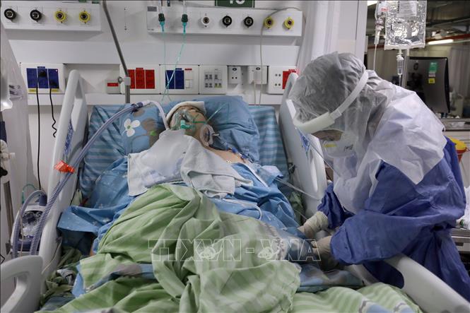 Nhân viên y tế điều trị cho bệnh nhân Covid-19 tại bệnh viện ở Petah Tikva, Israel, ngày 1/2/2022 (Ảnh: THX/TTXVN)