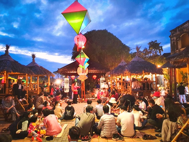 Phố cổ Hội An rộn ràng du khách đến xông đất đầu năm Nhâm Dần 2022