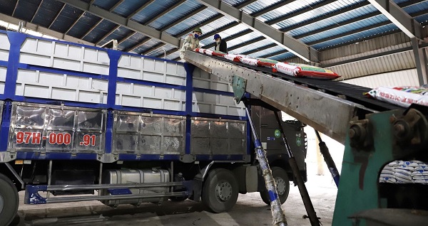 Supe phốt phát & Hóa chất Lâm Thao xuất bán trên 1.000 tấn sản phẩm trong ngày đầu năm mới xuân Nhâm Dần