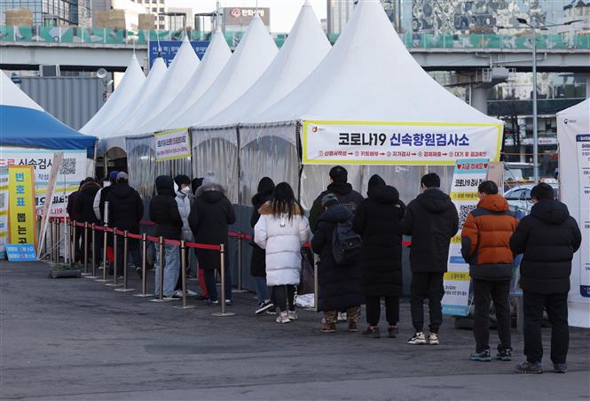 Người dân chờ xét nghiệm Covid-19 tại nhà ga ở Seoul, Hàn Quốc ngày 31/1/2022 (Ảnh: YONHAP/TTXVN)