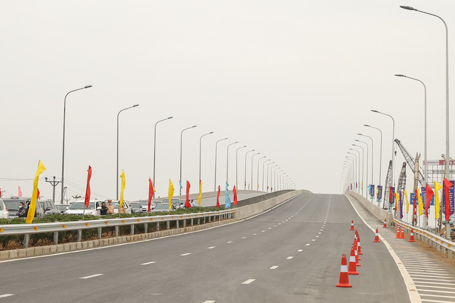 Được khởi công vào tháng 12/2019, dự án Cao Bồ - Mai Sơn đi qua địa bàn hai tỉnh Ninh Bình và Nam Định, có tổng chiều dài hơn 15 km, quy mô giai đoạn phân kỳ là 4 làn xe, giai đoạn hoàn chỉnh là 6 làn xe. Ảnh: VGP/Nhật Bắc