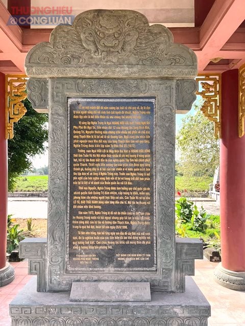 Tấm văn bia Nghĩa Trũng do nhà văn Hoàng Phủ Ngọc Tường, dòng dõi họ Hoàng đời thứ 16 chấp bút,