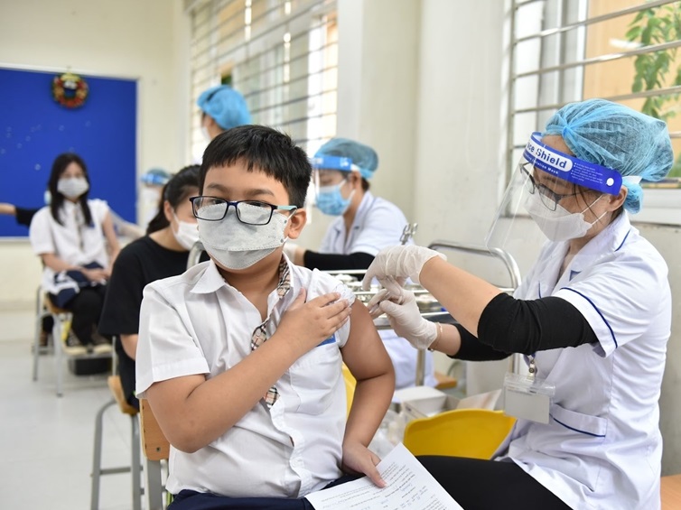 Hà Nội tiếp tục triển khai tiêm vắc xin cho các khối học sinh khối Trung học cơ sở
