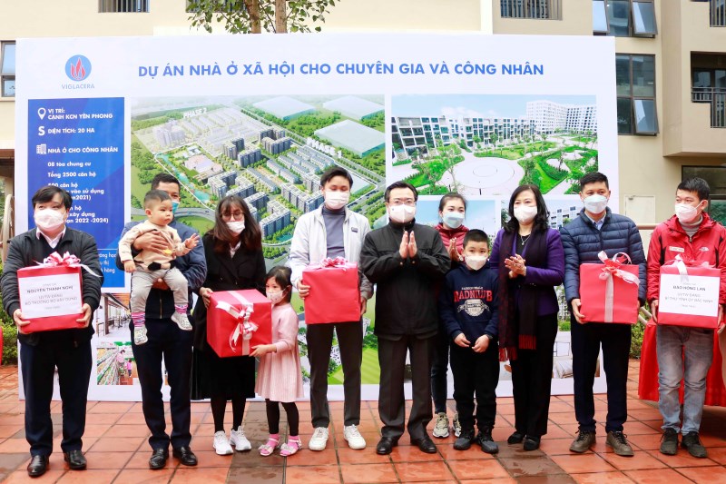 Bộ trưởng Bộ Xây dựng Nguyễn Thanh Nghị và Bí thư Tỉnh ủy Bắc Ninh Đào Hồng Lan tặng quà cho công nhân Khu công nghiệp Yên Phong nhân dịp đầu Xuân Nhâm Dần 2022