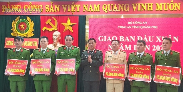 Giám đốc Công an tỉnh, Đại tá Nguyễn Văn Thanh trao thưởng các đơn vị