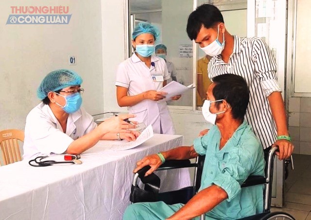 Bệnh nhân của BV Đa khoa tỉnh Quảng Nam được tiêm vaccine phòng Covid-19