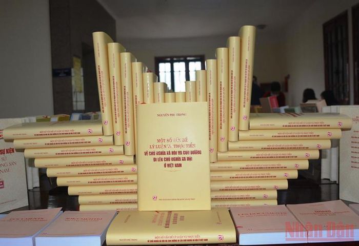 Cuốn sách tại gian trưng bày của Nhà Xuất bản Chính trị quốc gia Sự thật.