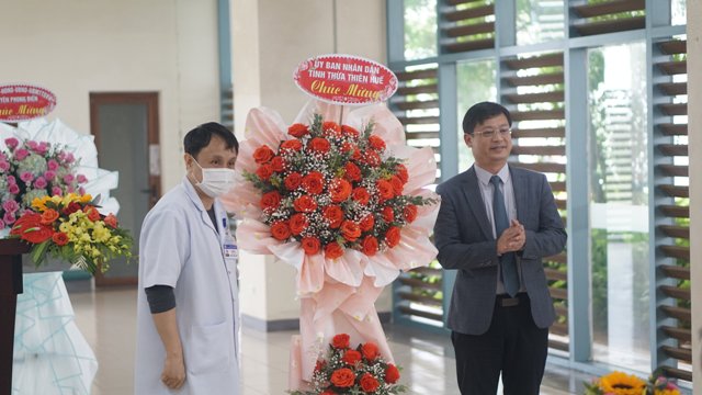 Phó chủ tịch UBND tỉnh TT- Huế Nguyễn Thanh Bình (bên phải) tặng hoa chúc mừng
