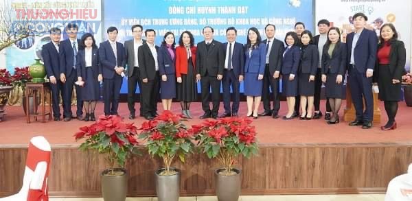 Đồng chí Huỳnh Thành Đạt, UVBCH trung ương Đảng, Bộ trưởng Bộ KH&CN chụp ảnh lưu niệm cùng lãnh đạo, cán bộ Sở KH&CN Hải Phòng