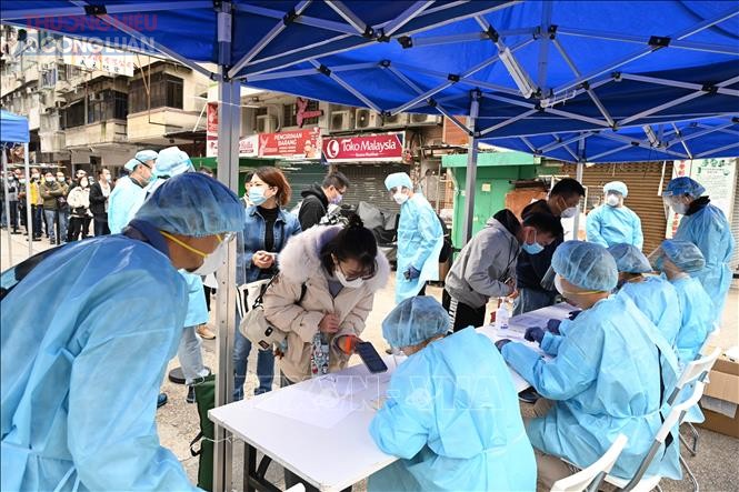 Người dân xếp hàng chờ tiêm vaccine Covid-19 tại Hong Kong, Trung Quốc, ngày 5/2/2022 (Ảnh: THX/TTXVN)