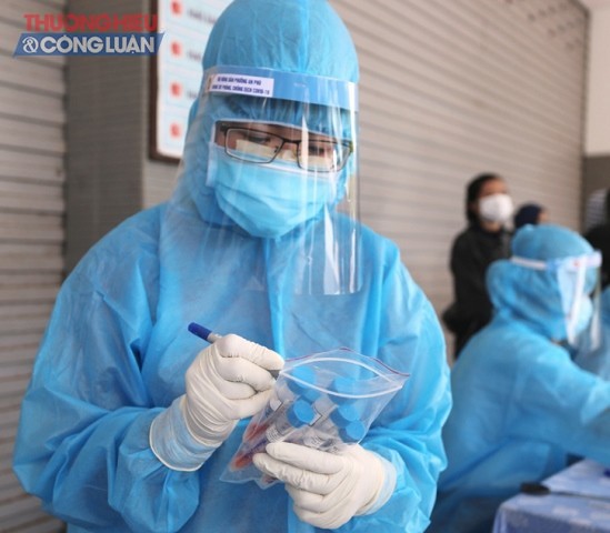 Ngành y tế tỉnh Quảng Nam lấy mẫu xét nghiệm Covid-19.