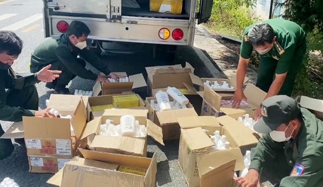 Liên tiếp phát hiện lượng lớn mỹ phẩm, nước hoa không rõ nguồn gốc tại An Giang