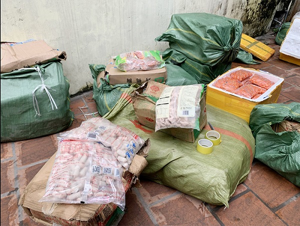 Công an Hà Nội phát hiện xe tải chở gần 05 tấn thực phẩm không rõ nguồn gốc