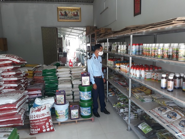 Lực lượng QLTT Tiền Giang kiểm tra cửa hàng vật tư nông nghiệp trên địa bàn tỉnh