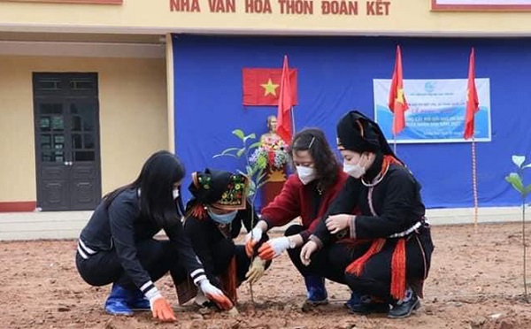 Hội viên và nhân dân đã tham gia trồng cây quế và trồng hoa tại khu vực khuôn viên nhà văn hóa thôn Đoàn Kết