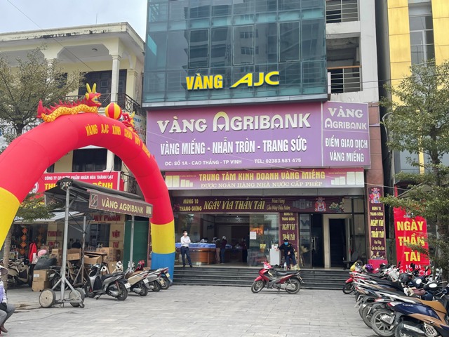 Khách mua vàng giảm trong ngày vía Thần tài tại Vinh