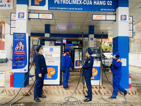 Đội QLTT số 1 giám sát kinh doanh xăng dầu trên địa bàn TP Lạng Sơn, tỉnh Lạng Sơn
