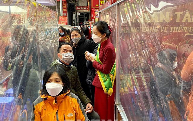 Ngày vía Thần Tài, người dân xếp hàng mua vàng cầu may