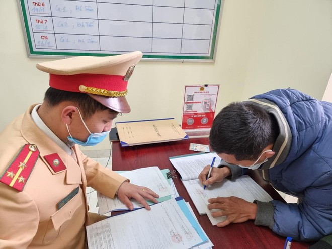 Lực lượng chức năng lập hồ sơ xử phạt các trường hợp cò mồi đi chùa Hương (Ảnh An ninh Thủ đô)