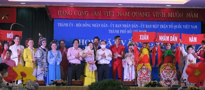 Bí thư Thành ủy TP. Hồ Chí Minh Nguyễn Văn Nên tặng hoa chúc mừng các văn nghệ sĩ biểu diễn tại chương trình