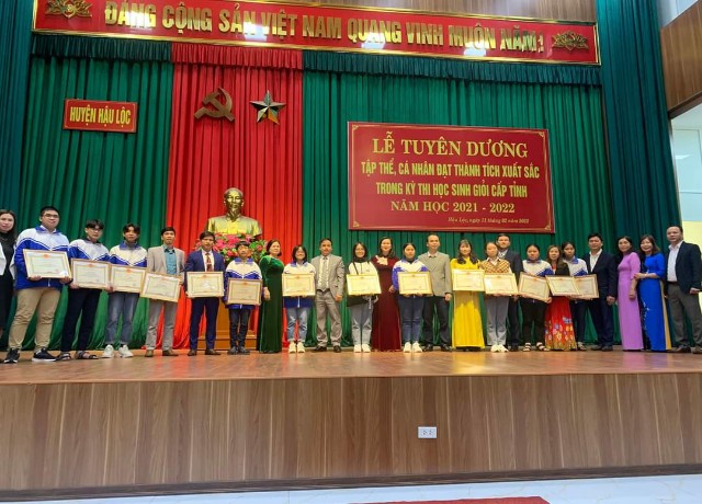 Lãnh đạo huyện Hậu Lộc trao thưởng cho các tập thể, cá nhân có thành tích xuất sắc trong kỳ thi học sinh giỏi cấp tỉnh, năm học 2021- 2022