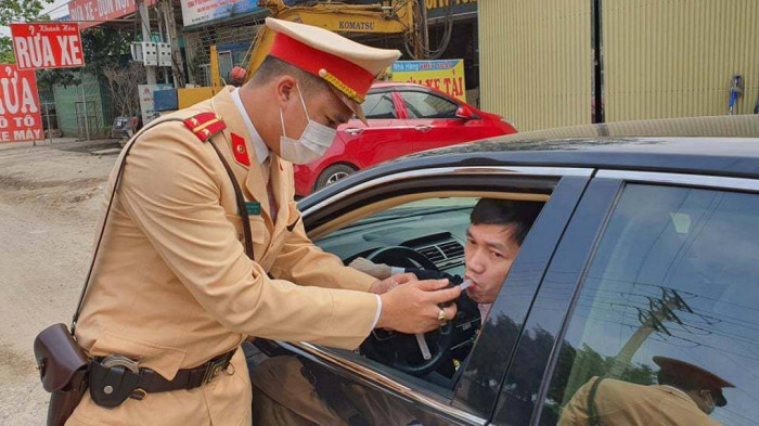 Cảnh sát giao thông kiểm tra nồng độ cồn đối với người điều khiển ô tô trên đường Tố Hữu qua địa bàn quận Hà Đông, TP Hà Nội