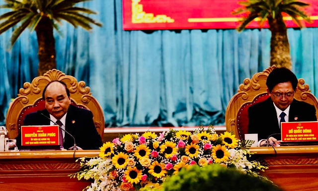 Chủ tịch nước Nguyễn Xuân Phúc (bên trái) làm việc với lãnh đạo tỉnh Bình Định