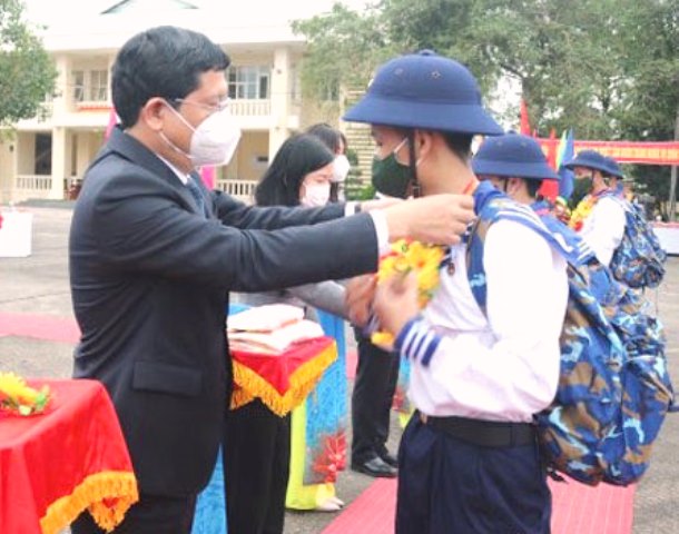 Phó Chủ tịch UBND thành phố Trần Phước Sơn (thứ hai, trái sang) tặng hoa chúc mừng thanh niên quận Liên Chiểu trúng tuyển nghĩa vụ quân sự lên đường nhập ngũ.