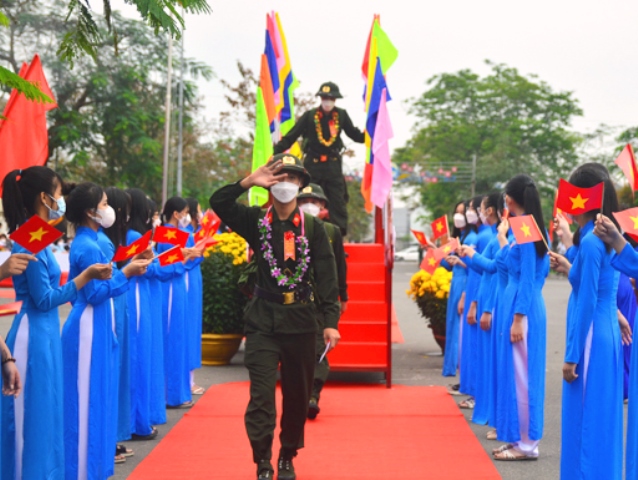 Những tân binh tham gia nghĩa vụ trong lực lượng Công an nhân dân bước qua Cầu Vinh quang