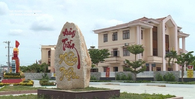 Nhiều công trình được xây dựng đã góp phần làm cho diện mạo Tuy Phước ngày càng khang trang. Trong ảnh: Một góc Quảng trường Xuân Diệu (thị trấn Tuy Phước).