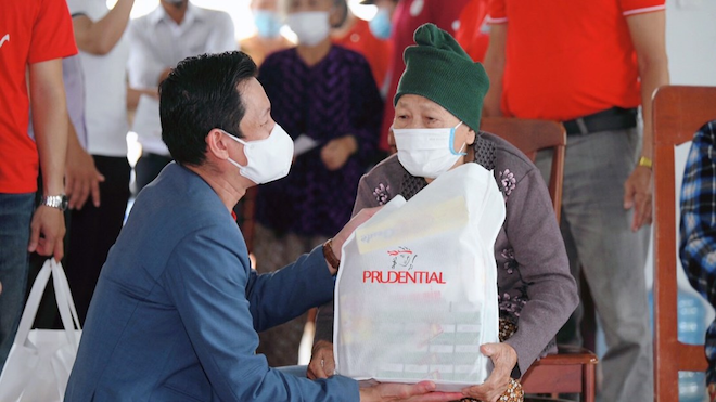 Dự án ATM Gạo – Trao gửi yêu thương, Prudential đã trao tặng gần 220 tấn gạo đến 12.990 hộ gia đình tại 10 tỉnh thành trên toàn quốc
