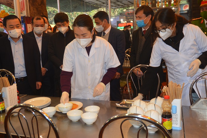 Test nhanh kiểm tra vệ sinh bát đĩa tại nhà hàng Mai Lâm tại khu quần thể Chùa Hương
