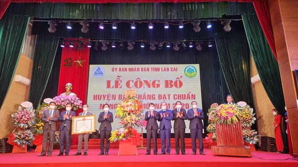 Trao Bằng của Thủ tướng Chính phủ công nhận huyện Bảo Thắng đạt chuẩn nông thôn mới.