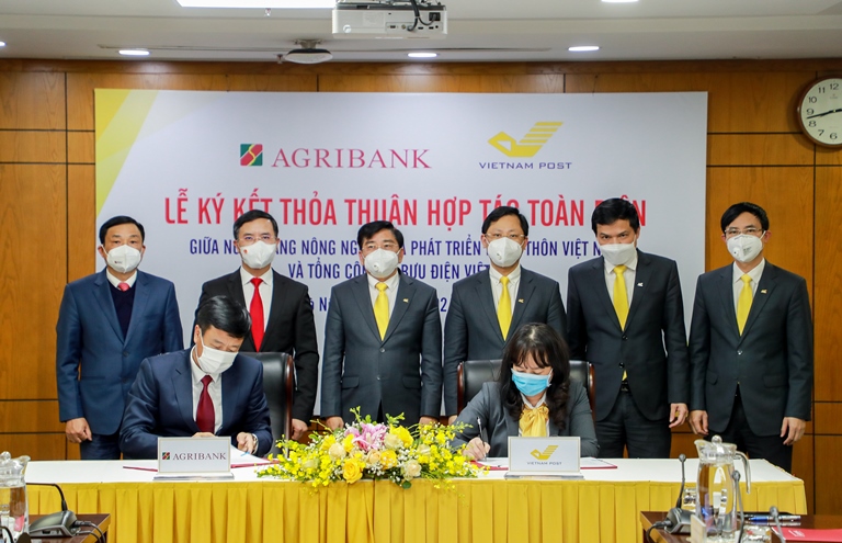 Dưới sự chứng kiến của 2 đơn vị, Phó TGĐ Vietnam Post Chu Thị Lan Hương và Phó TGĐ Agribank Nguyễn Hải Long thực hiện ký kết hợp tác toàn diện
