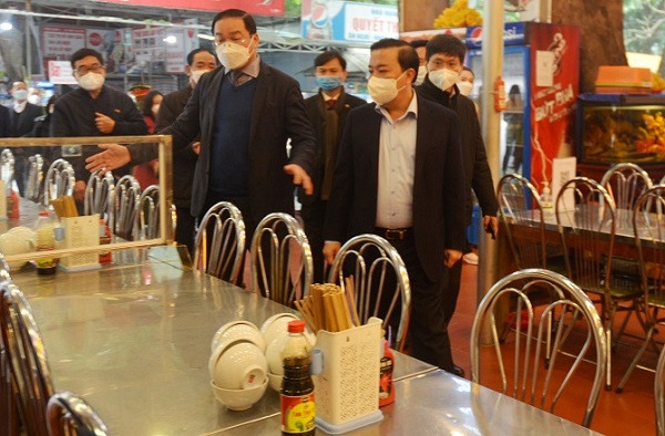 Để đảm bảo ATTP và phòng chống dịch bệnh Covid-19 các nhà hàng phục vụ du khách tham quan chùa Hương đã bố trí vách ngăn giữa các bàn (nguồn ảnh Sở Y tế Hà Nội)