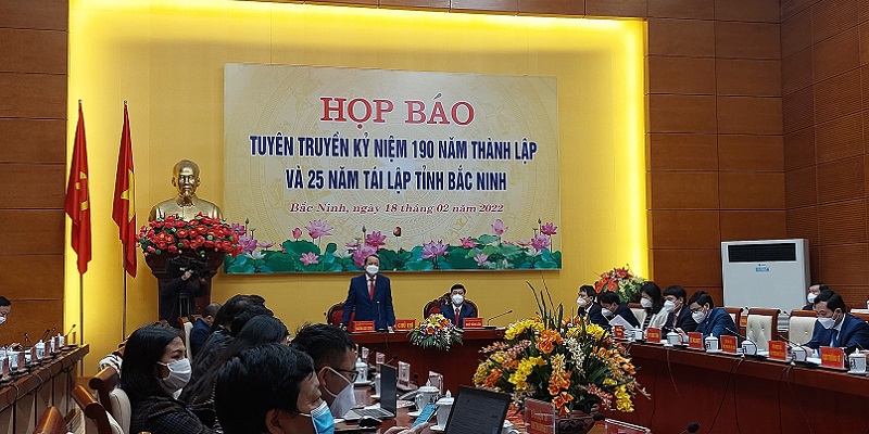 Ông Nguyễn Quốc Chung, Phó Bí thư Thường trực Tỉnh ủy, Chủ tịch HĐND tỉnh, Trưởng ban tổ chức lễ kỷ niệm phát biểu tại họp báo