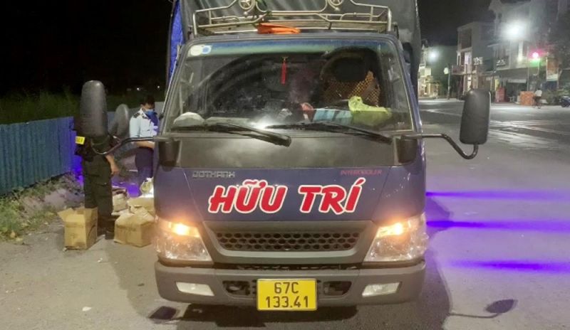 Bắt quả tang xe tải vận chuyển số lượng lớn hàng hóa nghi vấn nhập lậu