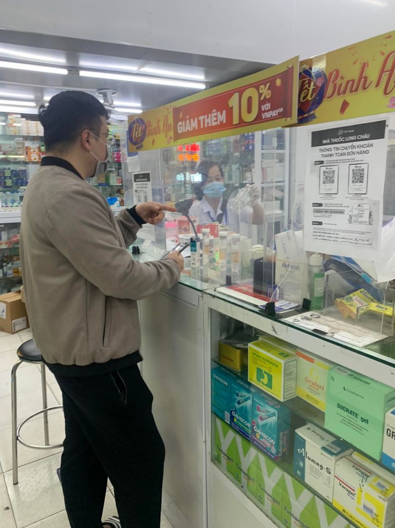 Tại nhà thuốc Long Châu trên đường Trần Phú, phường Lam Sơn, TP Thanh Hóa cũng xảy ra tình trạng hết hàng với các sản phẩm