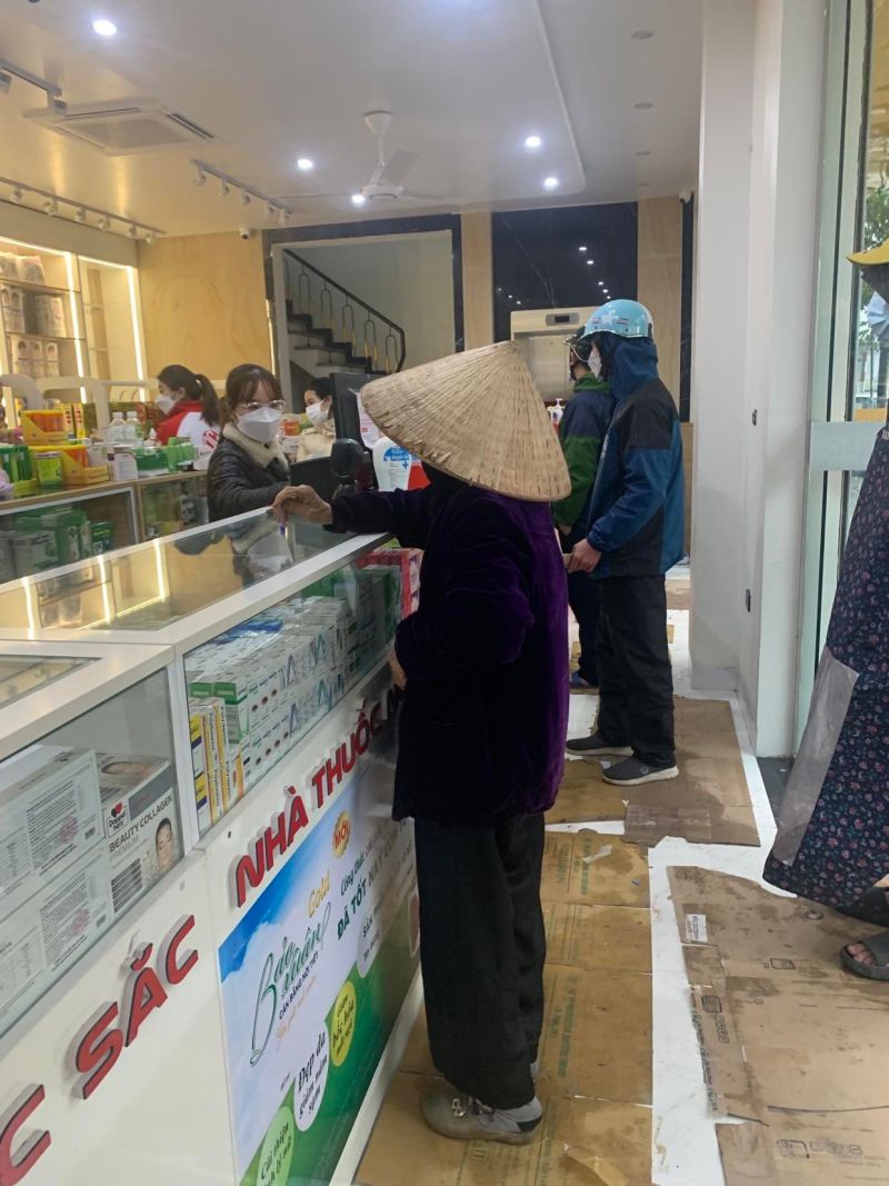 Người dân mua thuốc tại Nhà thuốc Ngọc Sắc, phường Quảng Hưng, TP Thanh Hóa