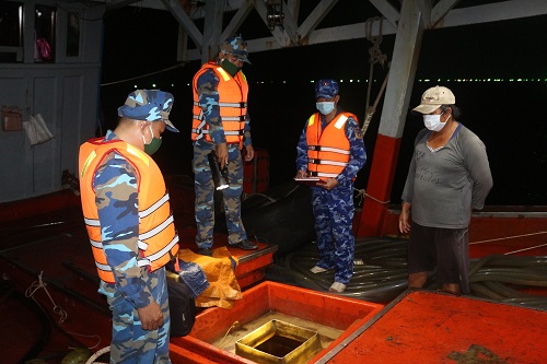 Tổ tuần tra của Vùng Cảnh sát biển 4 đang kiểm tra tàu chở dầu vi phạm.