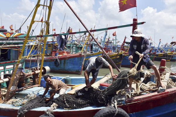 Giá xăng dầu leo thang trong khi giá hải sản lại sụt giảm khiến đời sống của ngư dân gặp nhiều khó khăn. Ảnh minh họa, nguồn internet