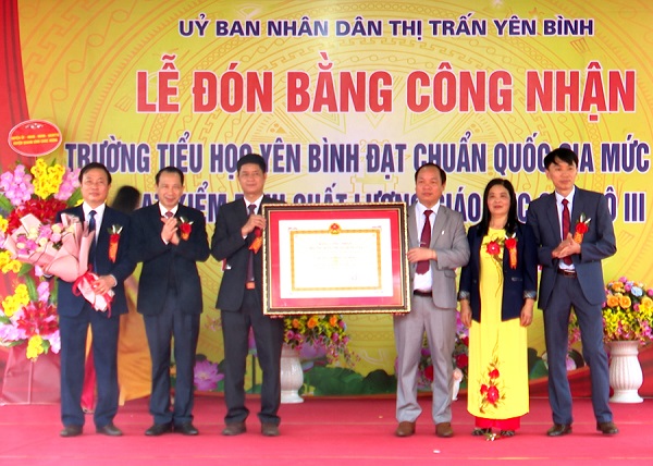 Phó Chủ tịch UBND tỉnh Trần Đức Quý trao Bằng công nhận cho tập thể nhà trường
